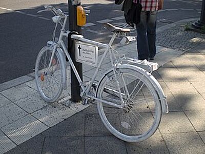 Ghost Bike (Symbolbild), Foto: Bukk, Gemeinfreiheit, via Wikimedia Commons