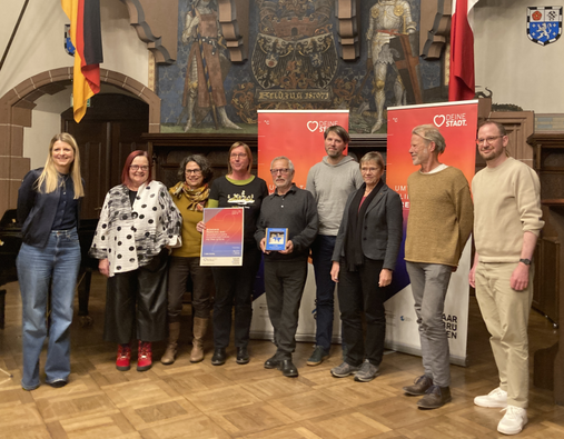 2. Preis - für die Organisator*innen das Parking-Days - in der Mitte Petra Stein