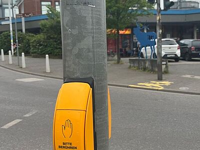 Fußgängerüberweg am Bahnhof Völklingen, Taster zum anfordern der Grünphase, Foto: VCD