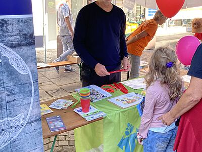 Informativ und Spielerisch präsentierte sich der VCD am Gören- und Lausbubentag in St. Ingbert. Hier am Infostand mit Ronald Maltha. (Foto: VCD)