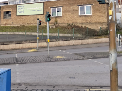 In zwei Etappen über die Straße: Gefährliche Situationen am Völklinger Bahnhof