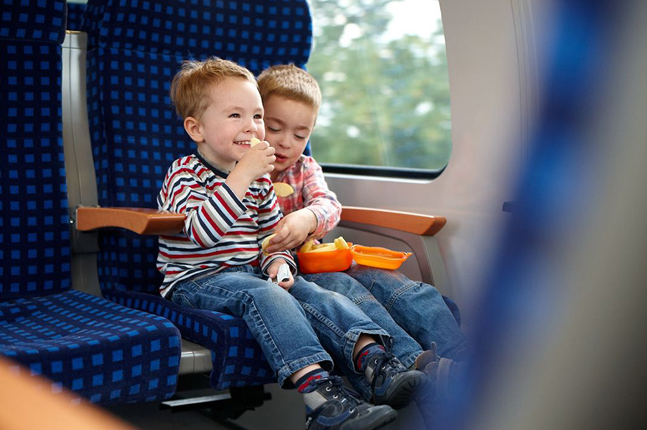 Kinder im Nahverkehrszug