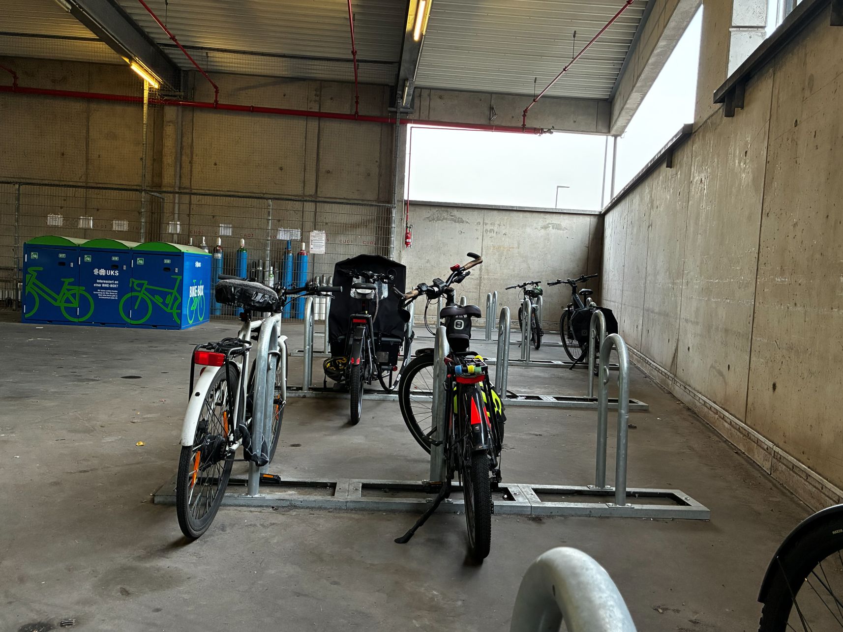 Bikeboxen und Anlehnbügel im Wirtschaftshof