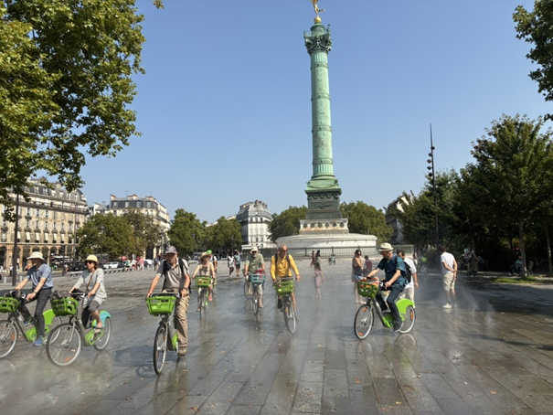 Auf einem freien Platz in Paris fahren Mitglieder der saarländischen Besuchergruppe mit dem Fahrrad.
