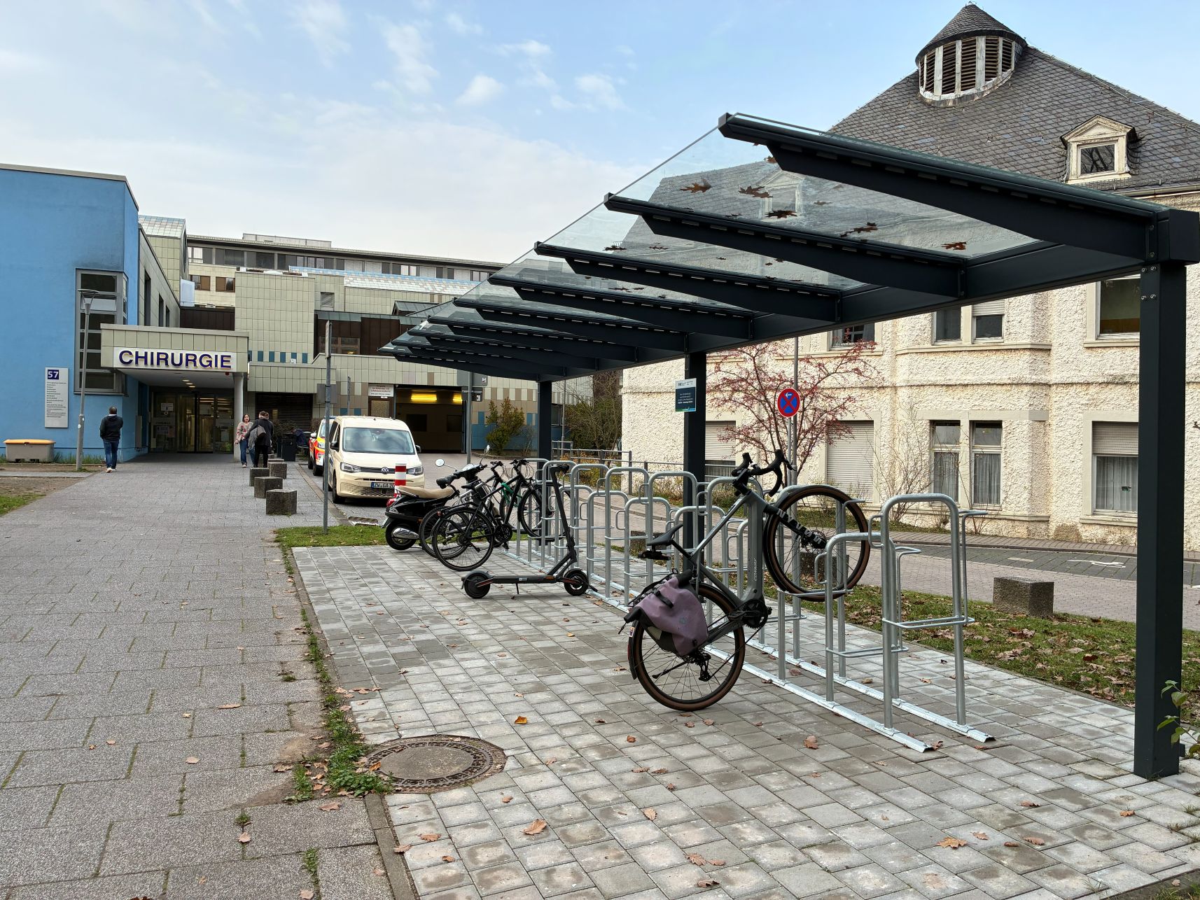 Moderne überdachte Abstellanlage vor Gebäude 57